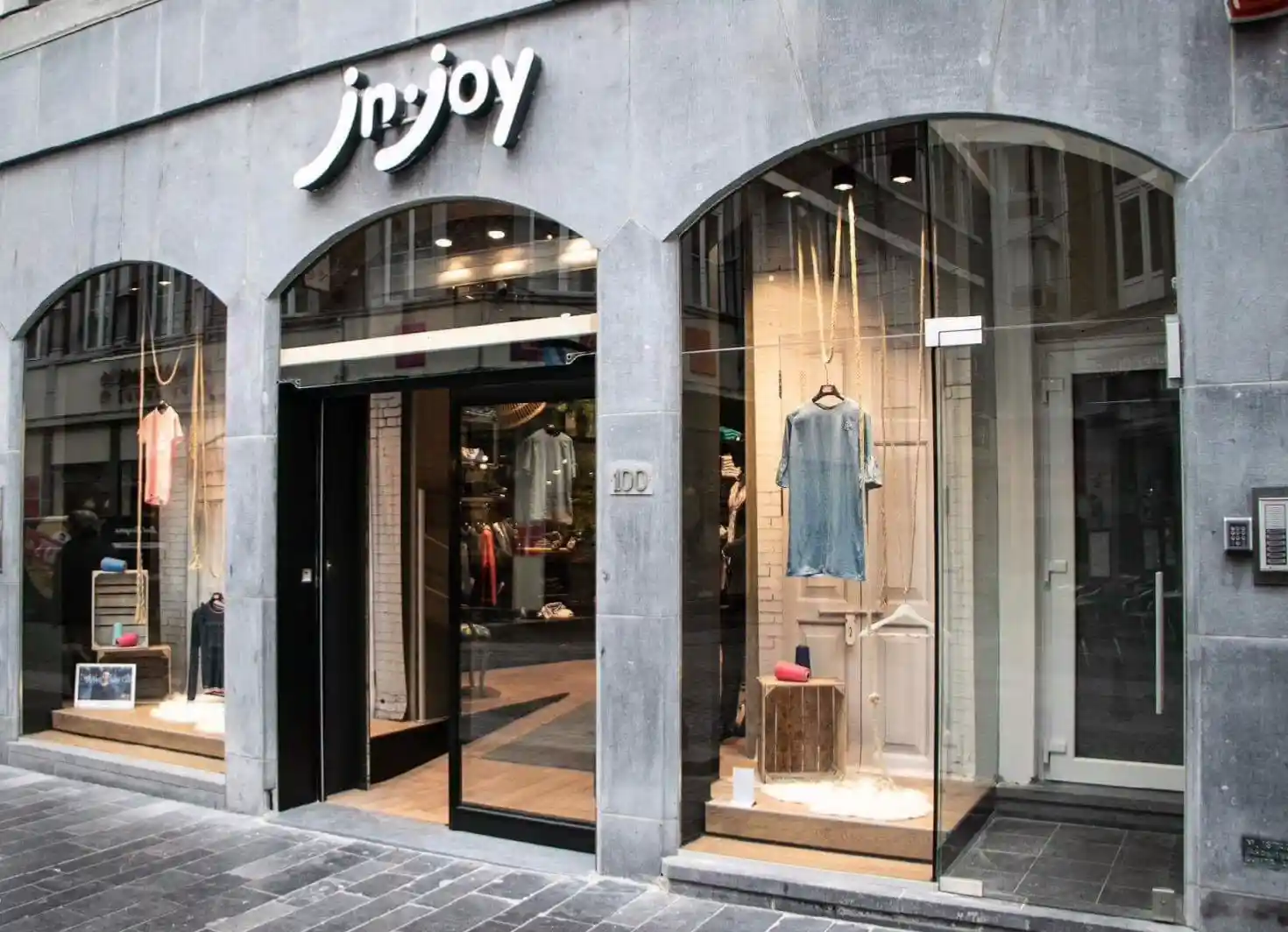 J&JOY flagship store representing automated Pick-Pack-Ship logistics