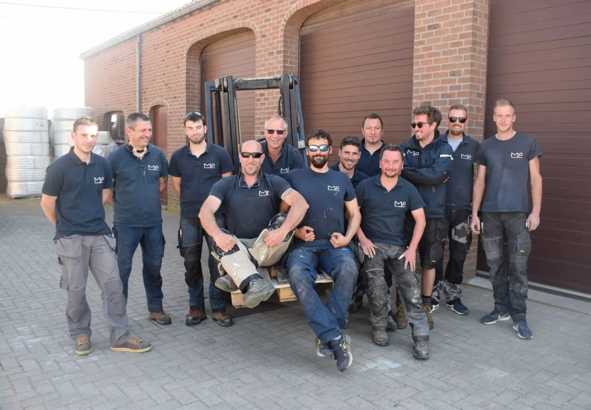 M2O team collaborating using real-time dashboards in Odoo